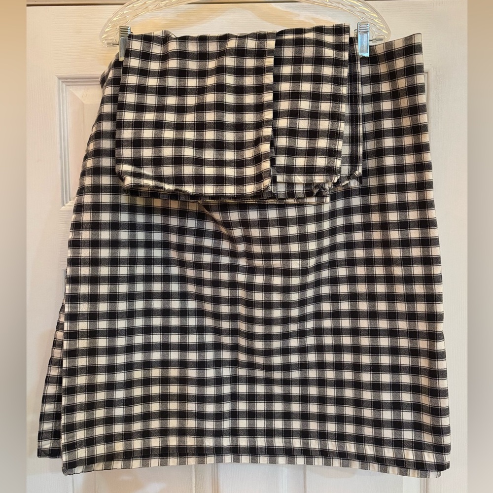 DII 100% Cotton Gingham Plaid Tablecloth & 6 Cloth Napkins.